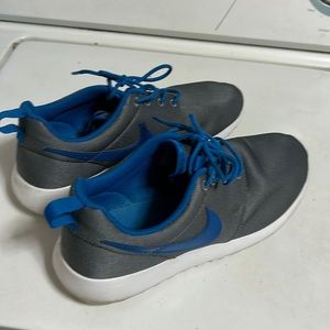 Sneakers size 7